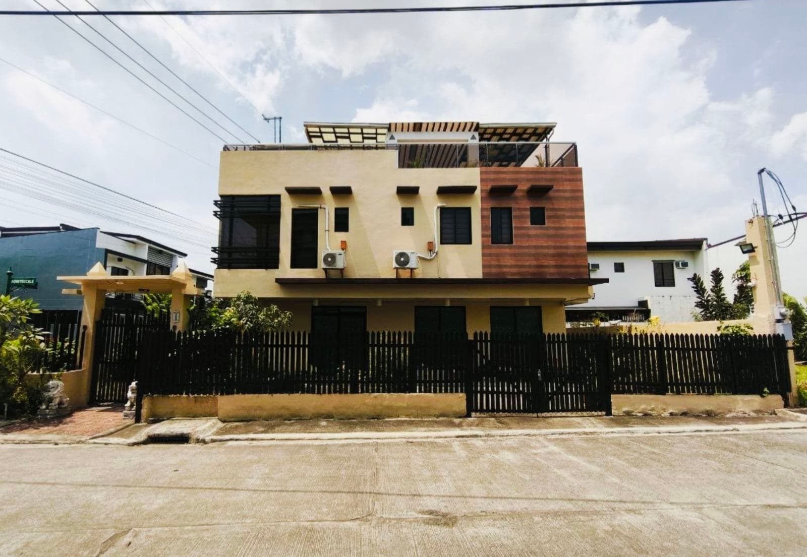 Pre-owned Corner House and Lot for  Sale in Greenwoods Village Pasig-MD 
