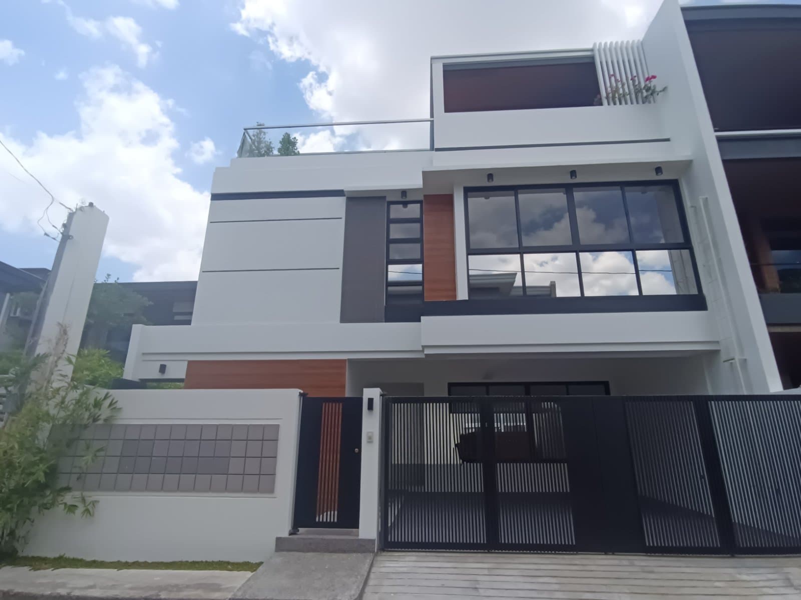 Modern Elegant House and Lot for Sale in Greenwoods Pasig near Cainta-MD 