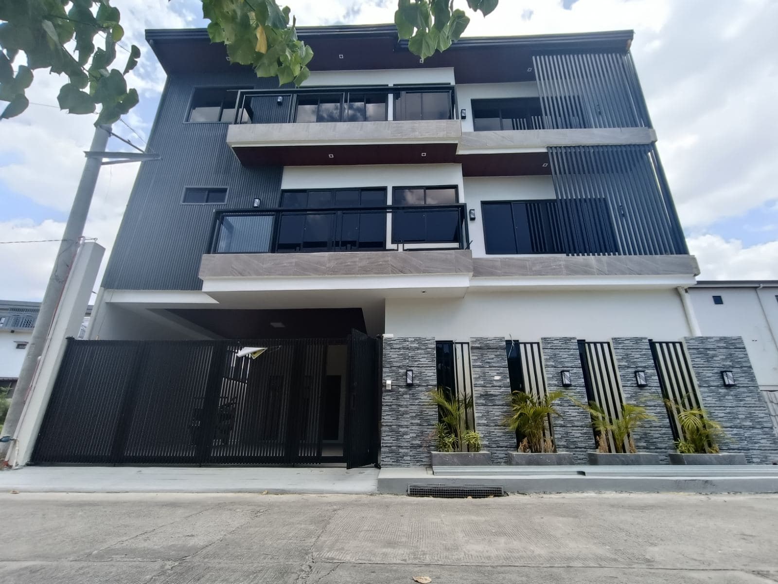 Six Bedrooms House and lot for Sale in Greenwoods Village Pasig Cainta-MD 