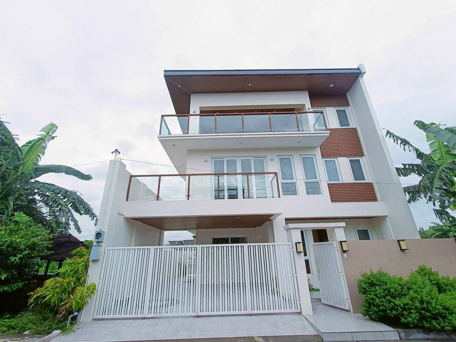 Three Storey House and Lot for Sale in Pasig Branndew with Roofdeck-MD