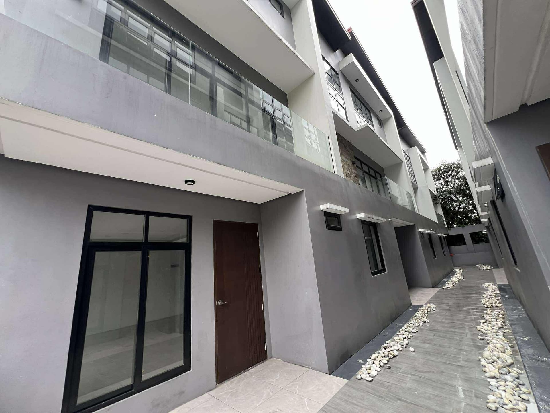Townhouse in Teachers Village Quezon City For Sale with Security Guard, 2 Car Garage near Kalayaan SD