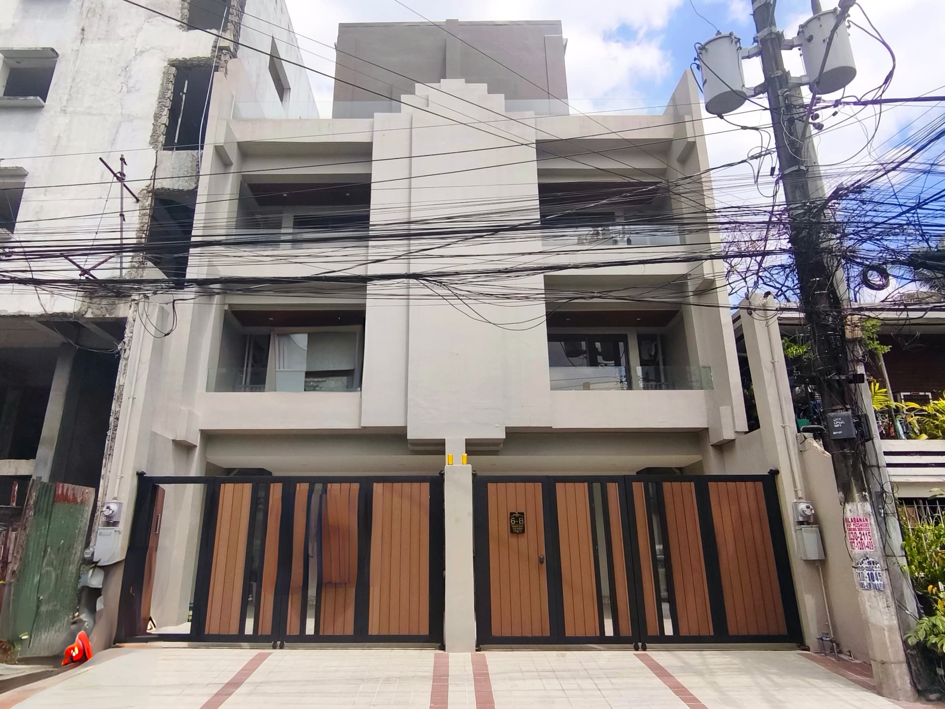 5 Bedroom Townhouse For Sale in Cubao Quezon City near LRT2 and P. Tuazon SD
