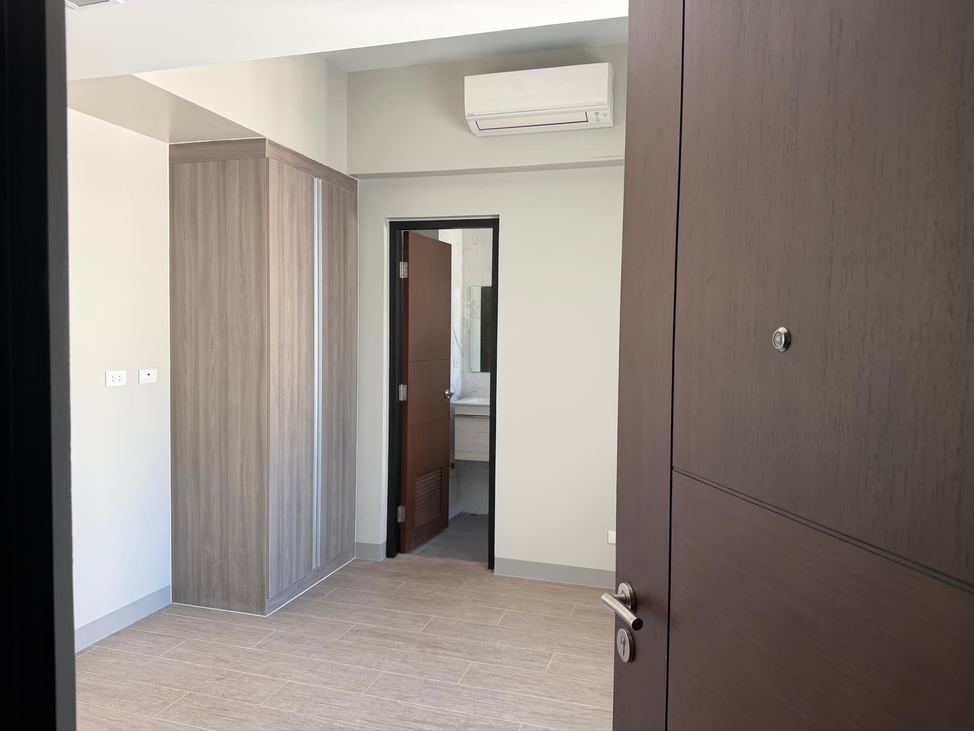 Rent to Own Studio + 1 Bedroom Condo For Sale in Ellis Makati CBD near Ayala Triangle Gardens
