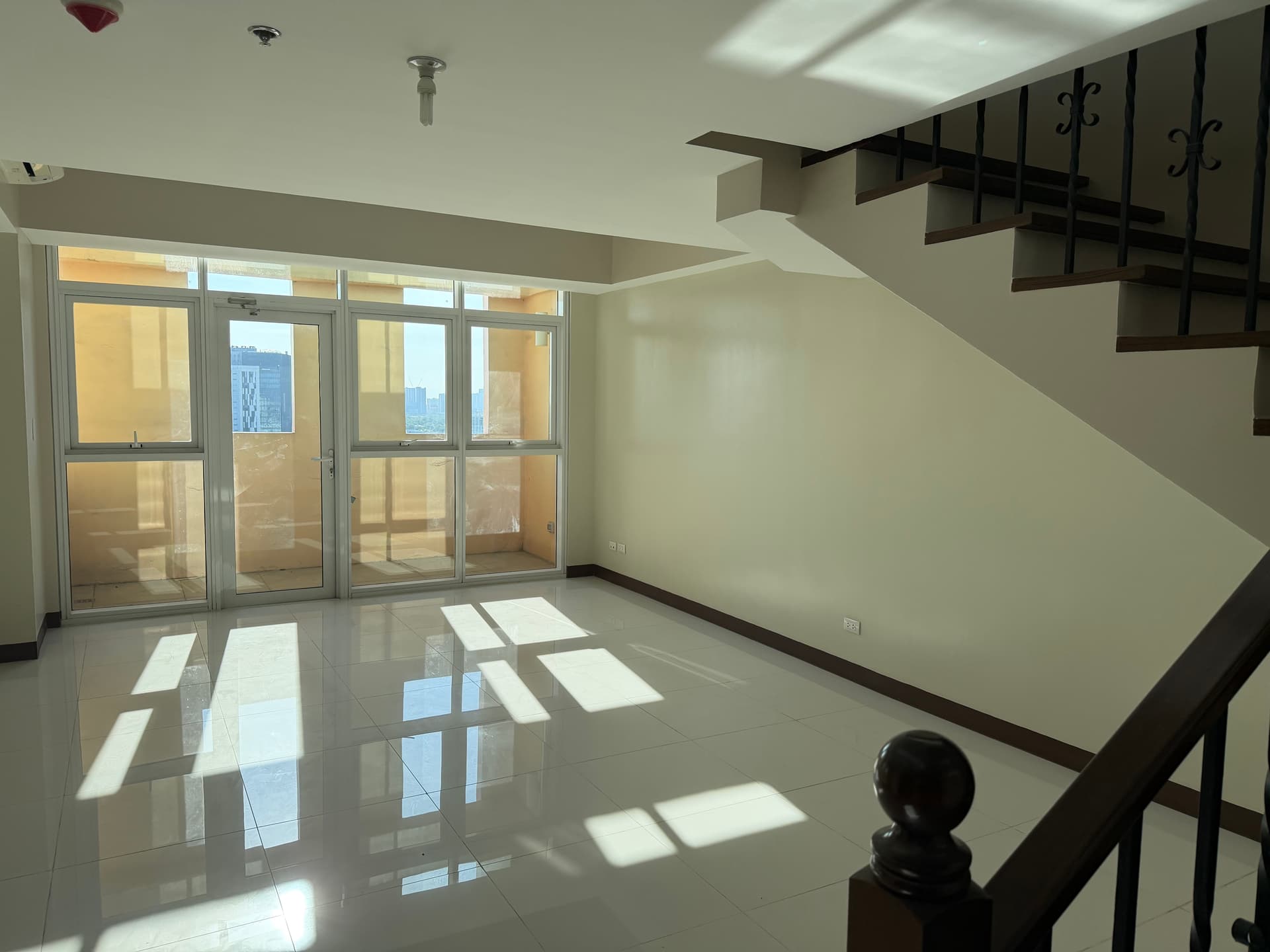 Rent to Own 2 Bedroom Penthouse Loft G - Condo For Sale in St. Mark Residences McKinley Hill Taguig