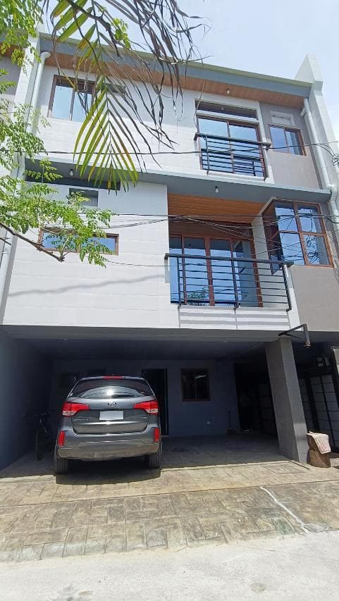 Ready for Occupancy Three Storey Townhouse for Sale in Paranaque Better Living w/ Roofdeck - JB