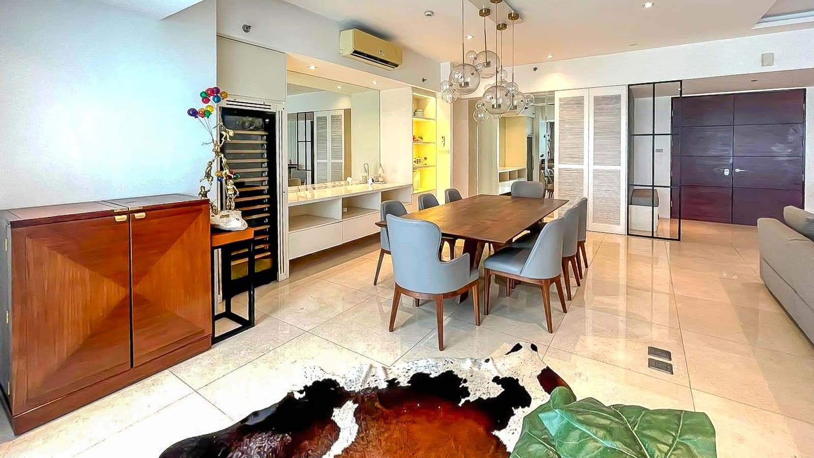 Grand Hyatt | MOTIVATED SELLER! 3 Bedroom 3BR Condo Unit with Balcony for Sale in BGC, Taguig City