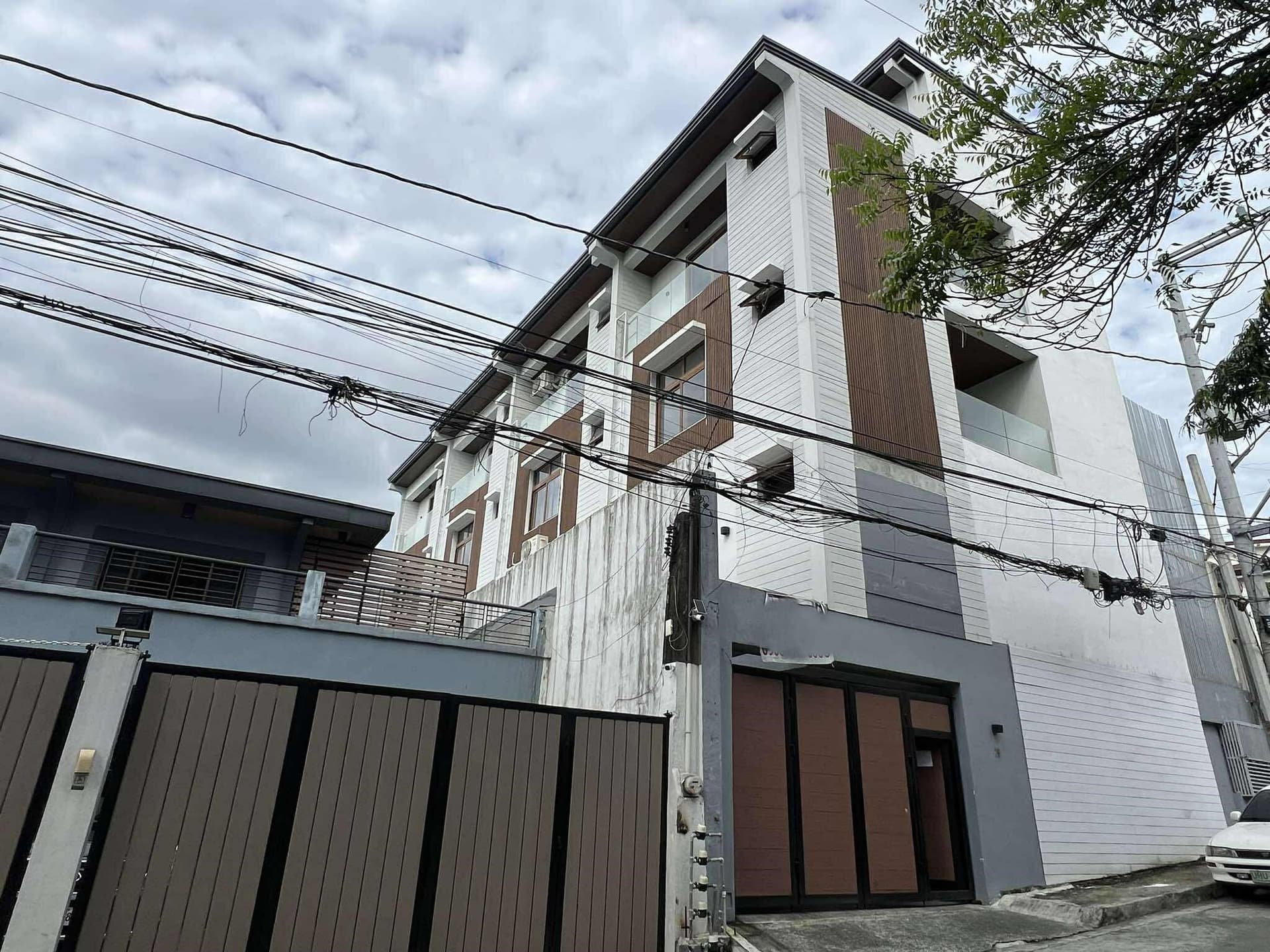 4 Bedroom Quezon City Townhouse near Roosevelt and Muñoz Brgy San Antonio SD