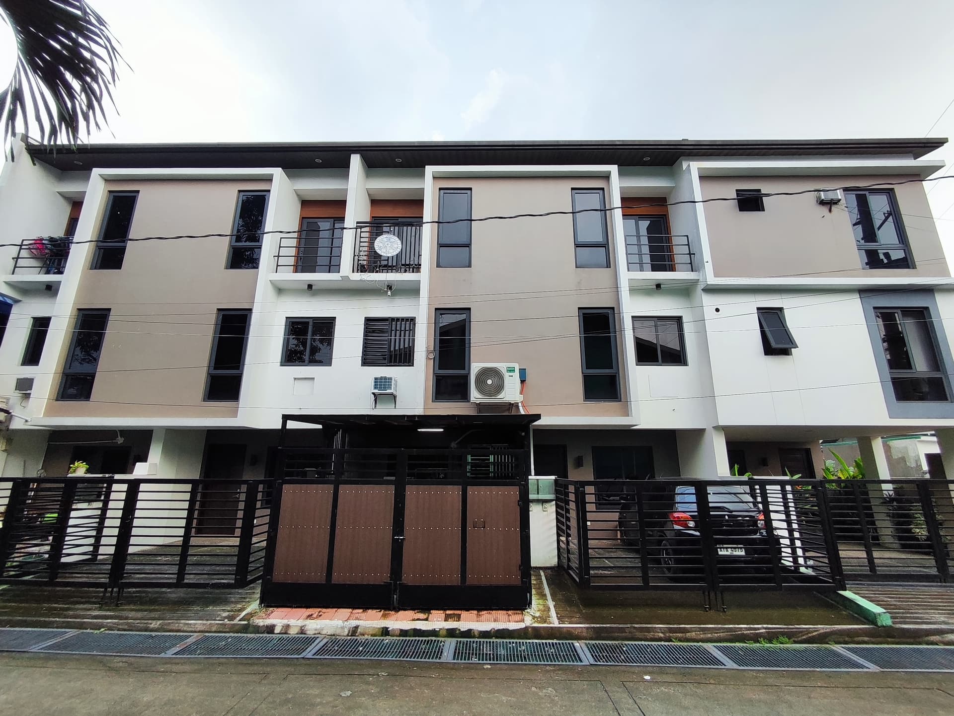 For Sale! Townhouse in Kimco Village Mindanao Ave QC 9.5M -AJCQ