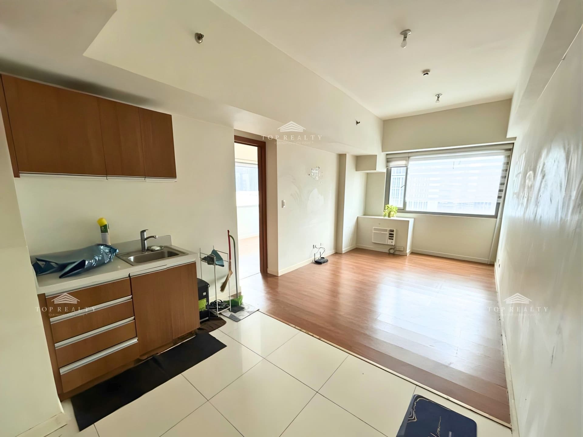 Eton Tower Makati | Corner 1 Bedroom 1BR Condo Unit for Sale in San Lorenzo, Makati City
