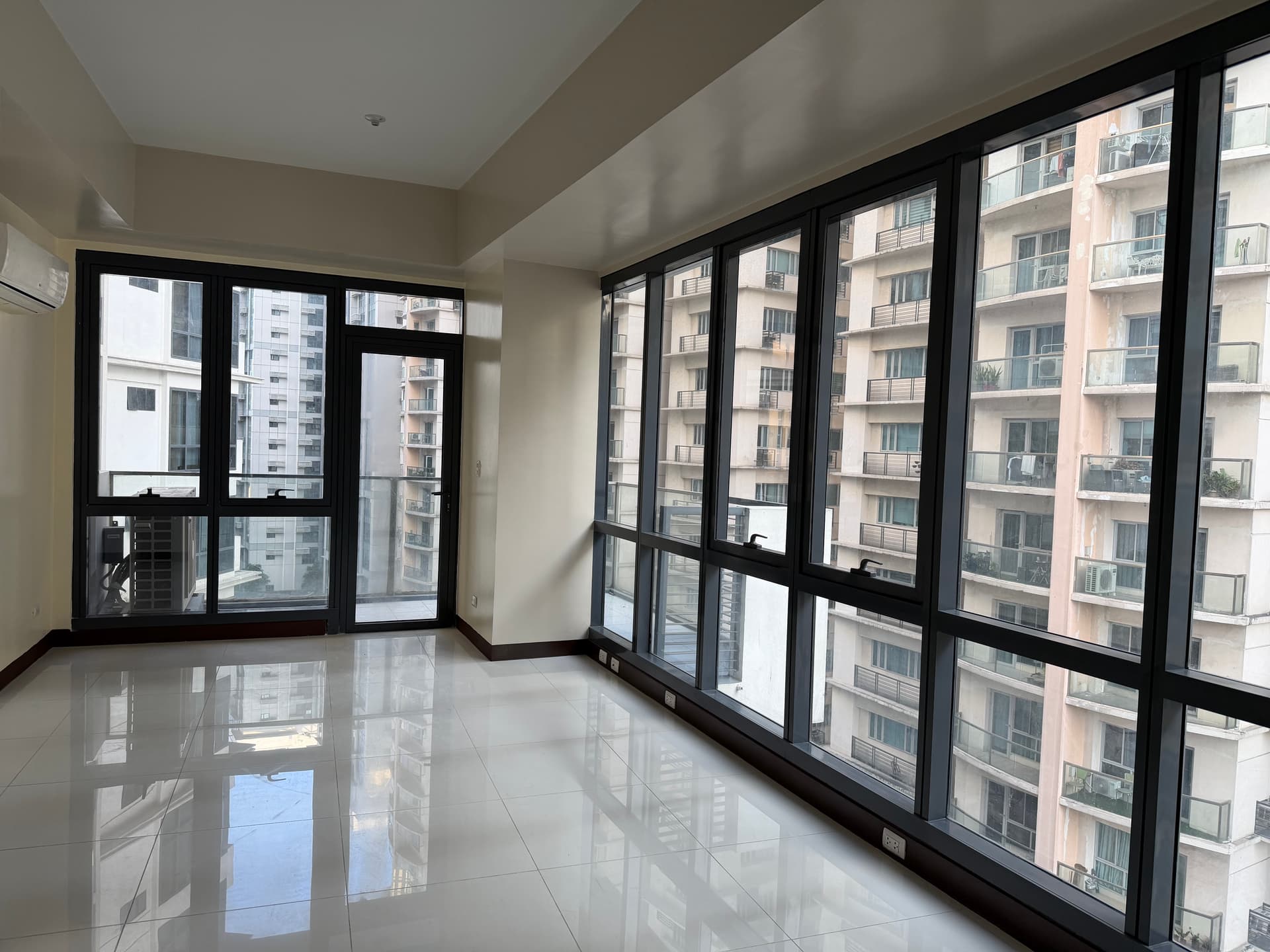 Last 2 Bedroom Rent to Own Condo For Sale in Florence McKinley Hill Taguig near Venice Mall