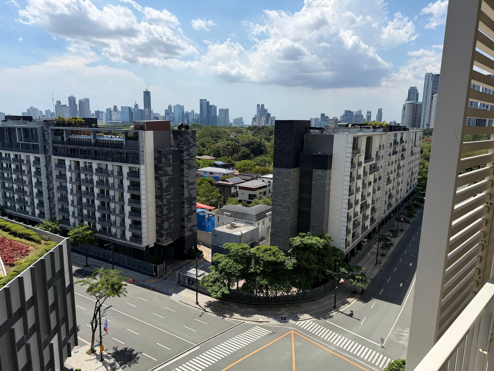 For Sale 1 Bedroom 35sqm Rent to Own Condo in Park McKinley West. Move-in Ready For P175K DP only!