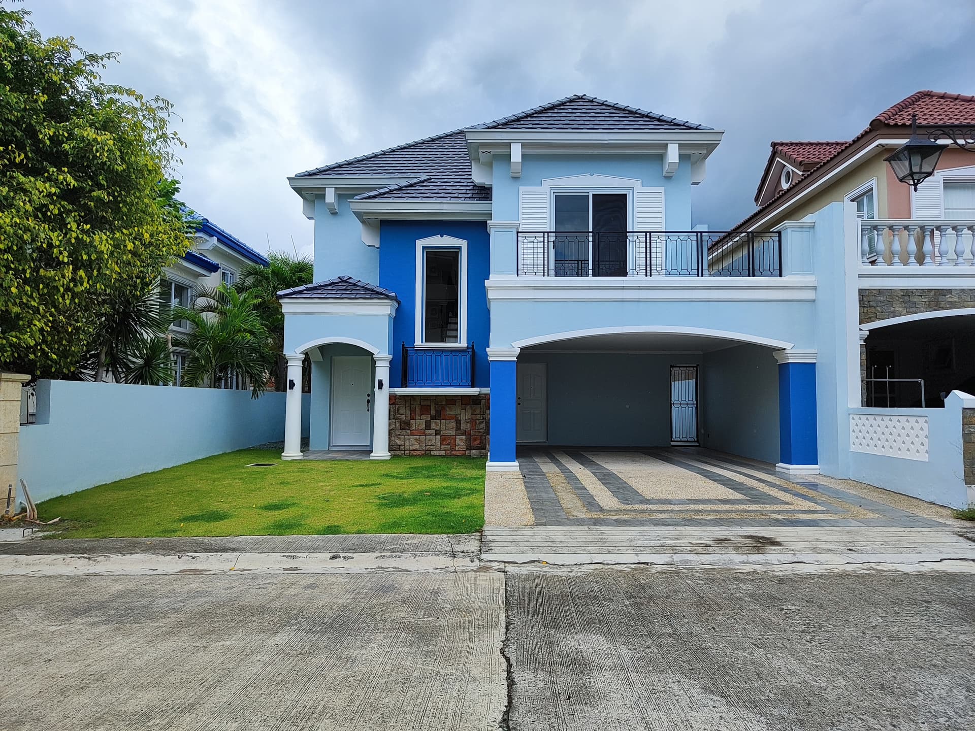 For Sale in Versailles Alabang Village | 4BR 240sqm House & Lot for Sale -MD