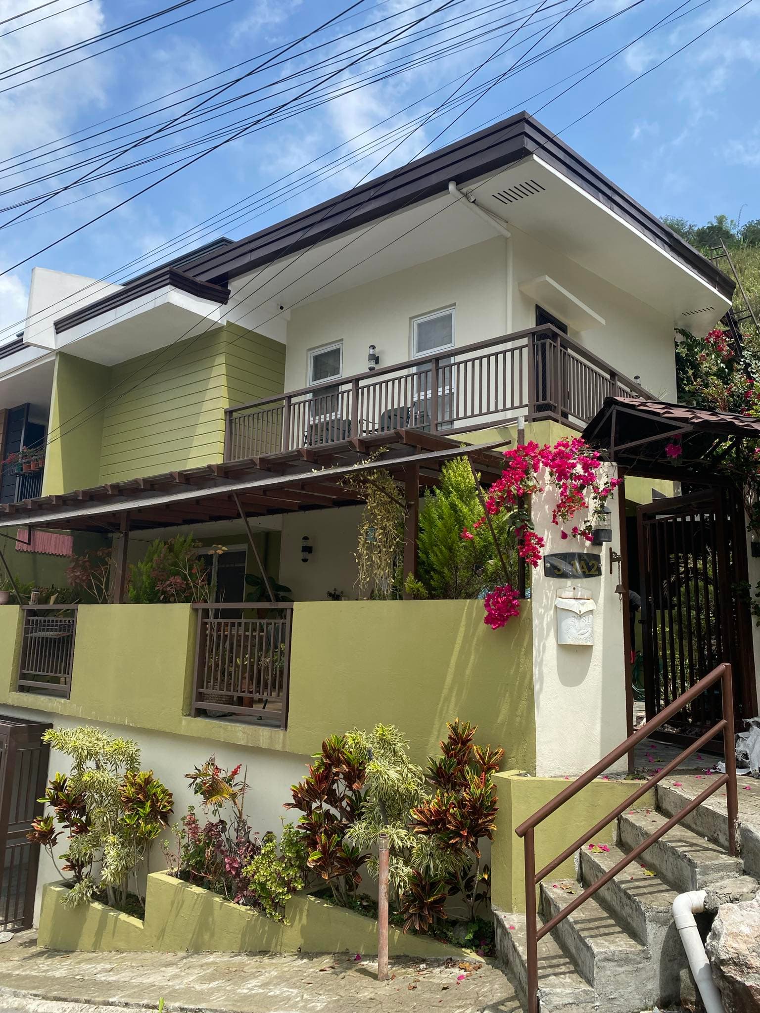 18M Pre Owned 2 Storey House with Basement For Sale in Bakakeng Central Baguio City - LSS