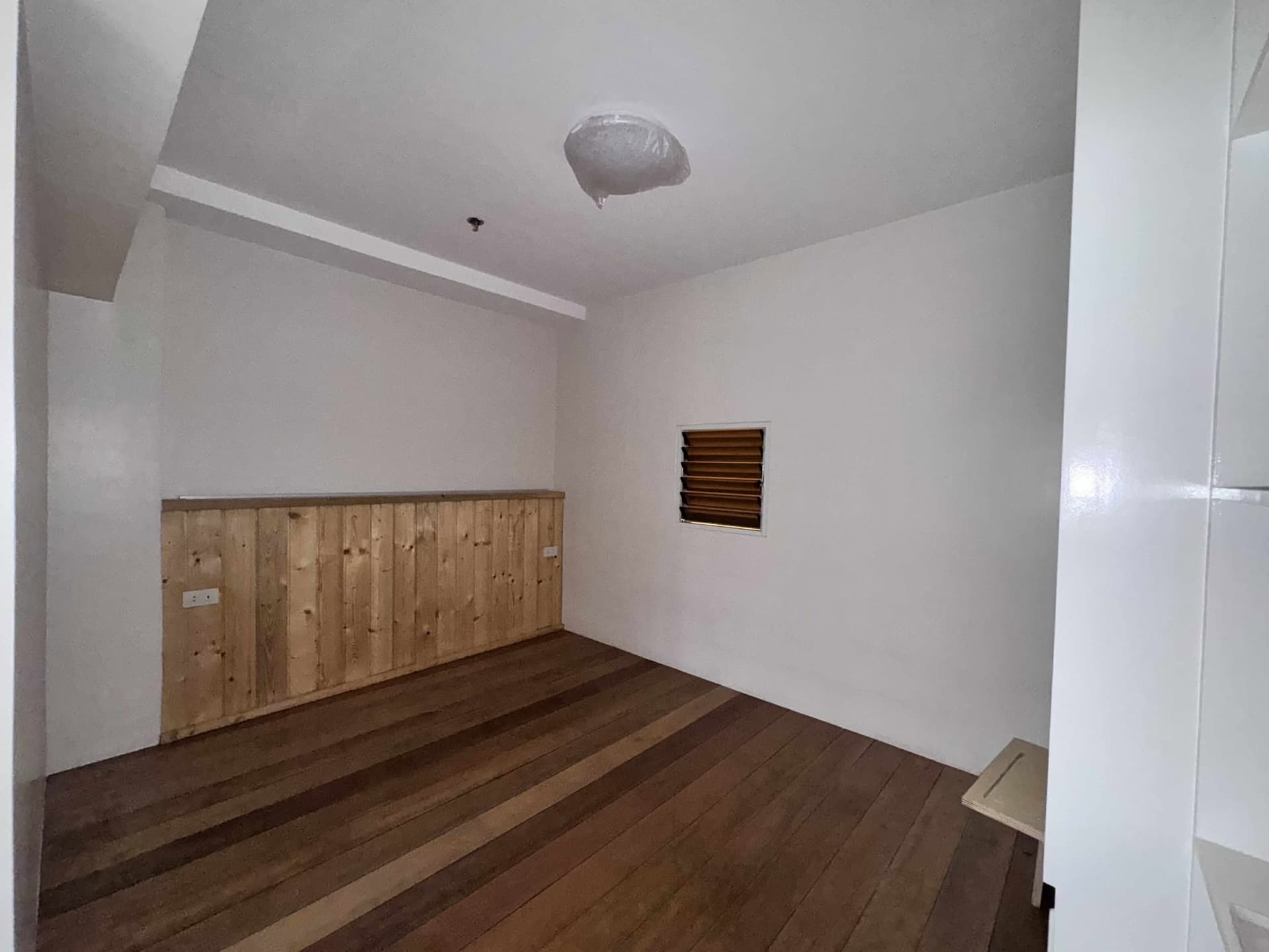 RFO 1-Bedroom w/ loft CONDO w/ Generator & Free carpark (limited) for sale in Camp 7, Baguio City