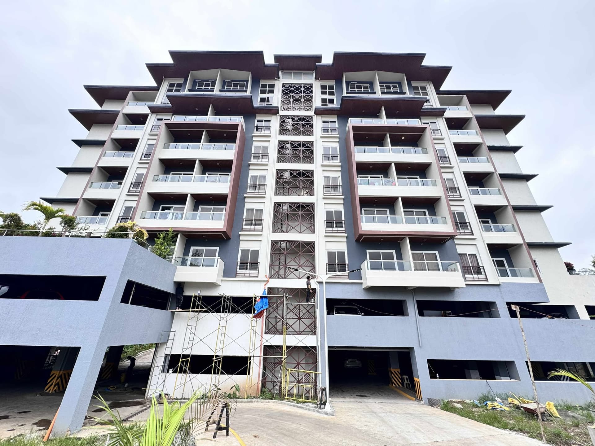 RFO 2-BedroomCONDO w/ Generator & Free carpark (limited) for sale in Camp 7, Baguio City