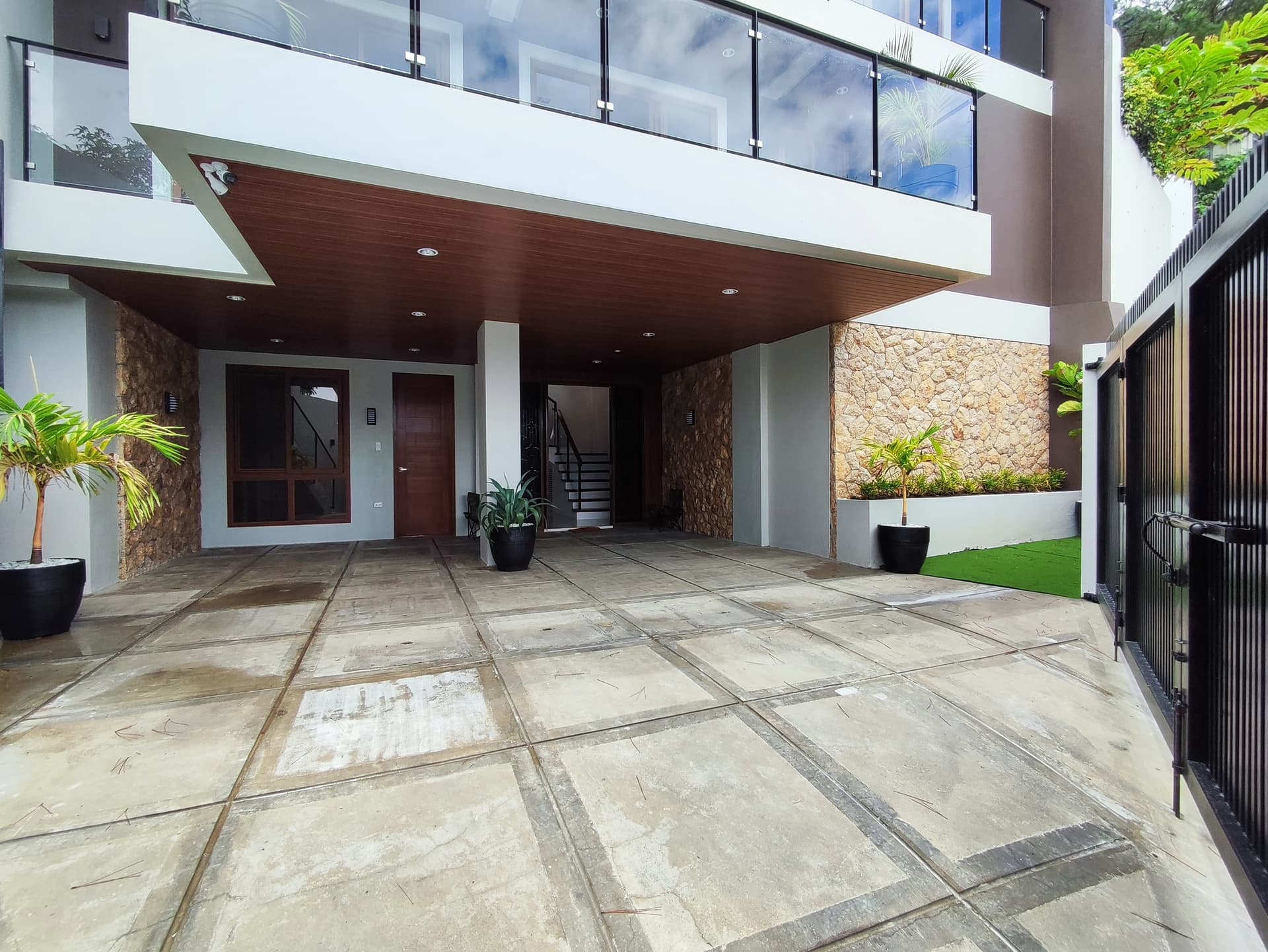 Brandnew 3-Storey House and Lot w/ Elder's room (ground floor) for sale in San Luis Baguio City - CC