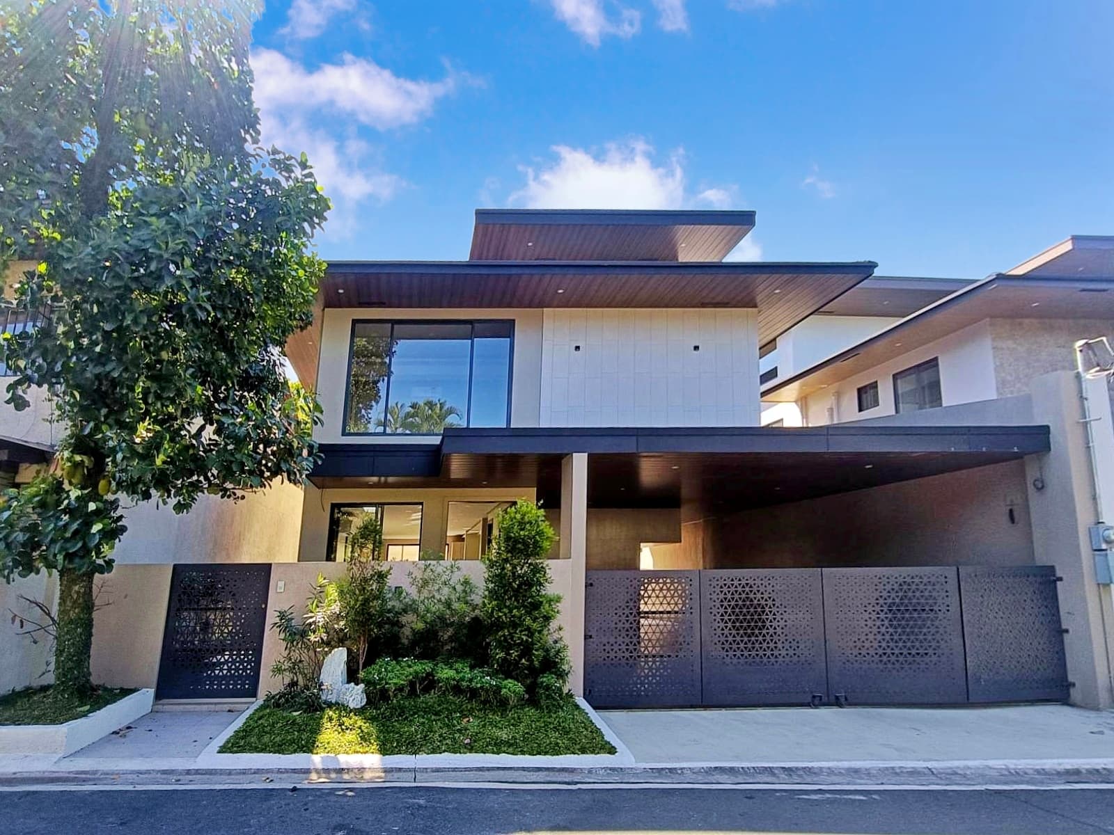 Three Storey Modern House and Lot for Sale in BF Homes Paranaque very near Alabang Town Center-MD