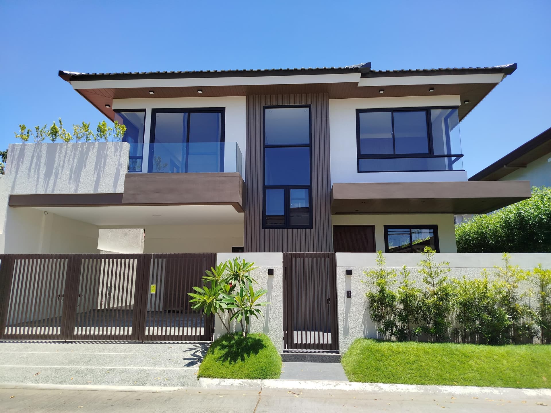 Bayanihan Village BF Homes Paranaque House and Lot For Sale with 4 Bedrooms, Garden and Veranda SD