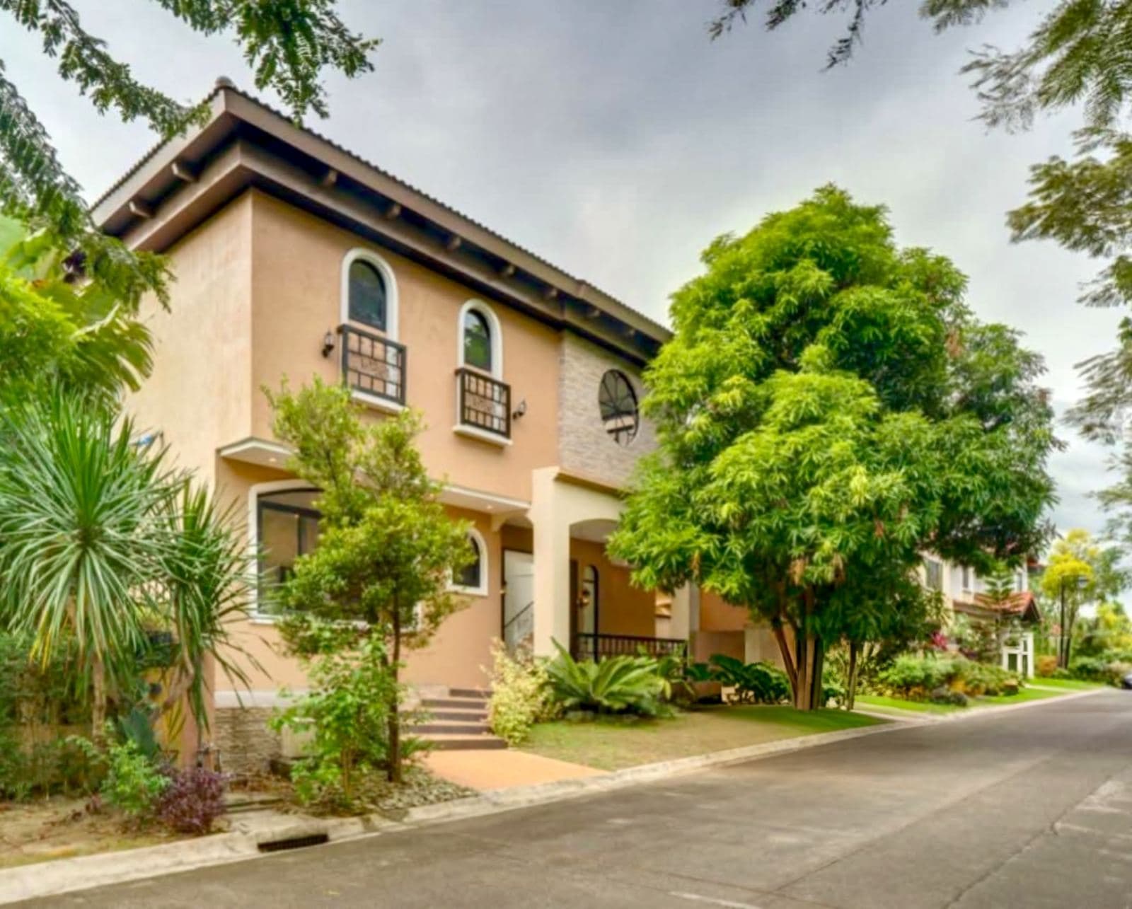 Modern Meditterenean House and Lot for Sale in Portofino Heights Alabang-MD