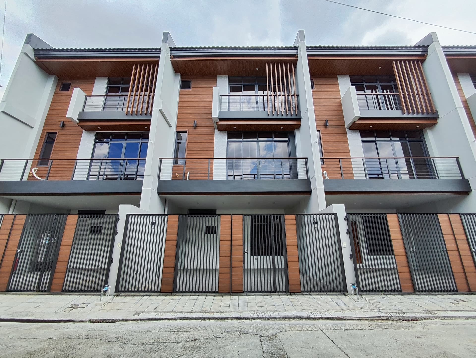 Mayamot Antipolo For Sale 3 Storey Townhouse 5 Bedrooms near SM Masinag RG