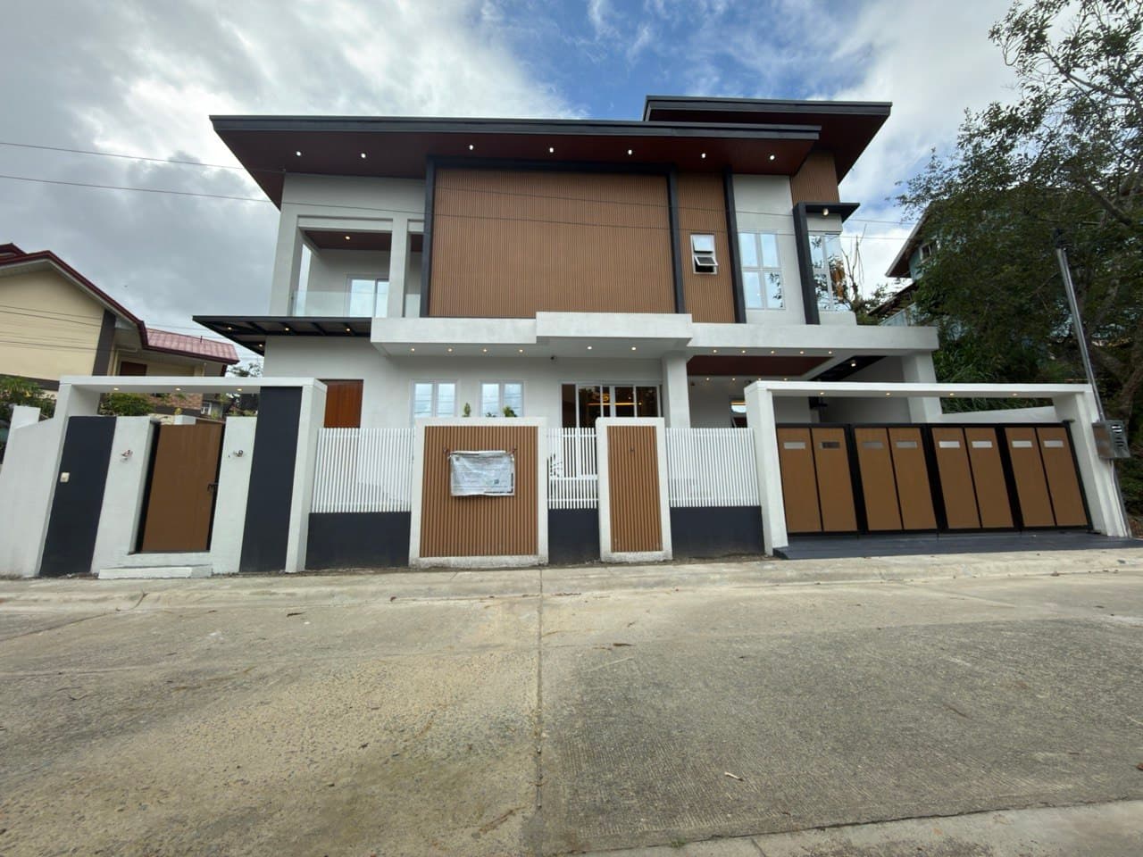 35M 2-Storey Contemporary Elegance House and Lot with 2 CG For Sale in Bakakeng Norte Baguio City - LSS