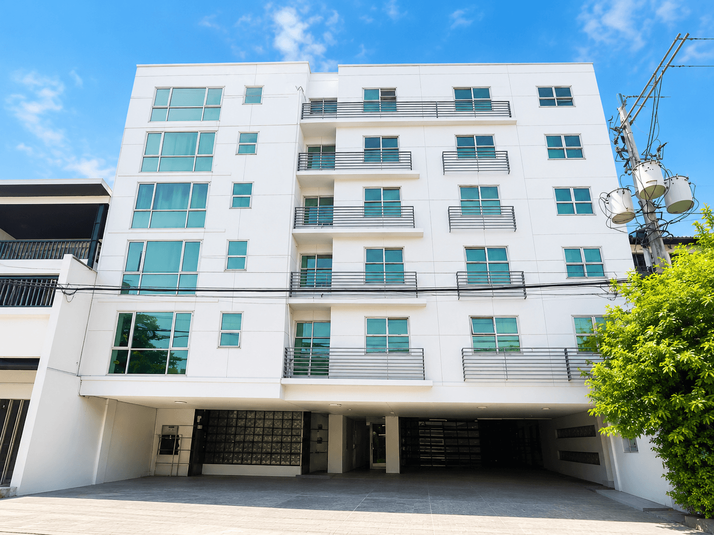 Makati Bel-Air Condominium | 1BR 1392.99sqm Commercial for Sale in Pateros